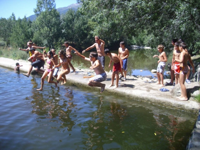 Saltando a la piscina natural.jpg